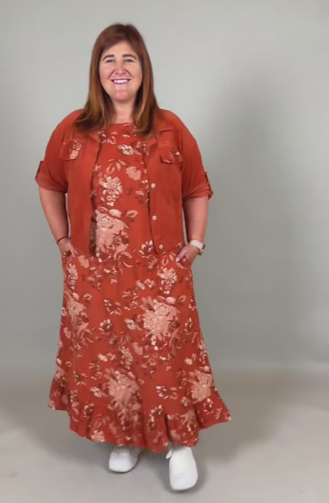 Luźna, bezrękawa sukienka w kwiaty w połączeniu z kurtką jeansową