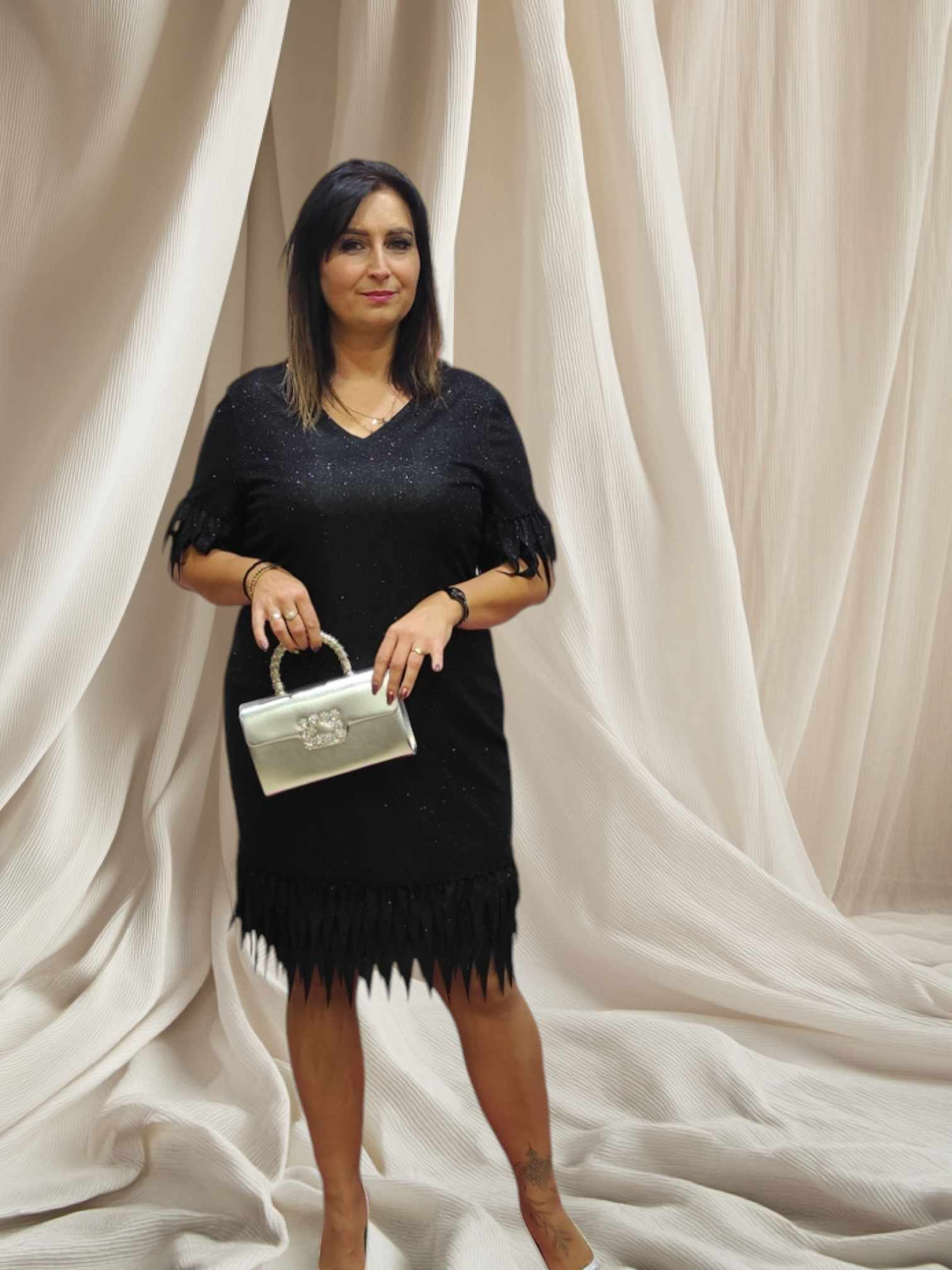 Sukienka z dekoltem w serek, cekinami i frędzlami