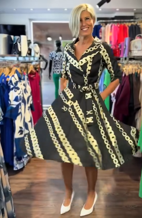 Sukienka z klapami i rękawem trzy czwarte