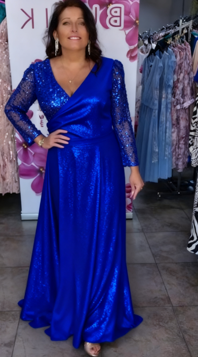 Sukienka z cekinami i dekoltem w serek