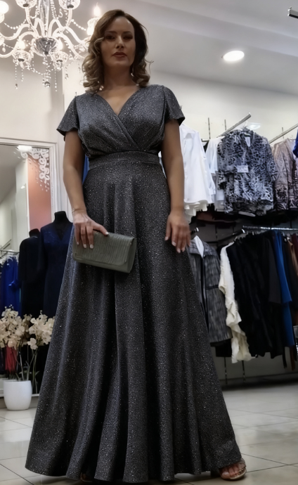 Dekolt w serek, skrzyżowany krój z przodu, rozszerzane rękawy, sukienka