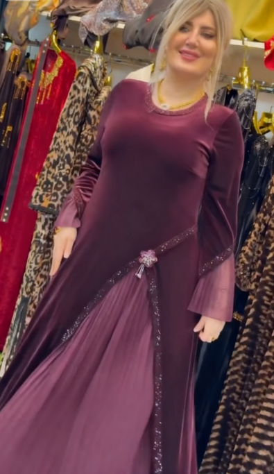 Sukienka z okrągłym dekoltem i rękawami w kształcie dzwonów, ozdobiona cekinami.