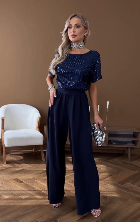 Garnitur z krótkim rękawem i okrągłym dekoltem, ozdobiony cekinami.