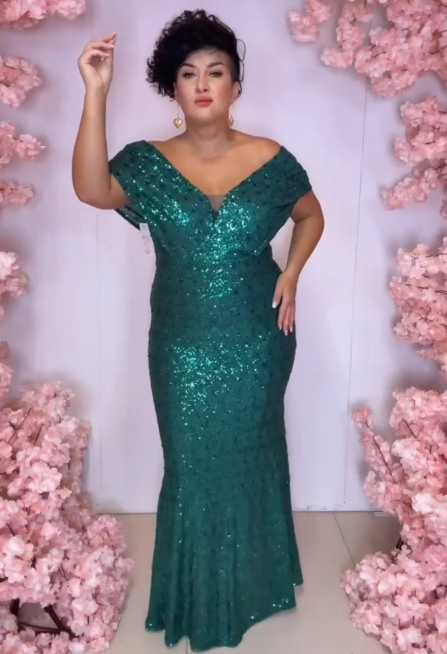 Sukienka z cekinami i dekoltem w serek, eleganckim krojem typu rybi ogon