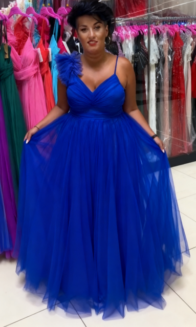 Sukienka z falbankami, tiulem, wysokim rozcięciem na jedno ramię