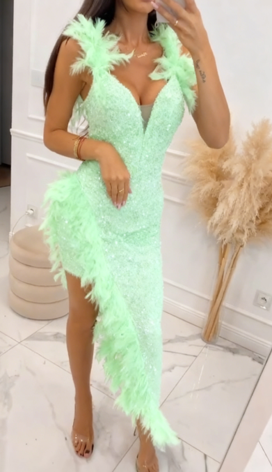 Asymetryczna sukienka z dekoltem w serek, pokryta cekinami, ze wzorami z piór na ramionach i dole.