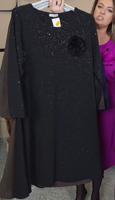 Elegancka sukienka z okrągłym dekoltem ozdobiona cekinami i kwiatowymi aplikacjami.