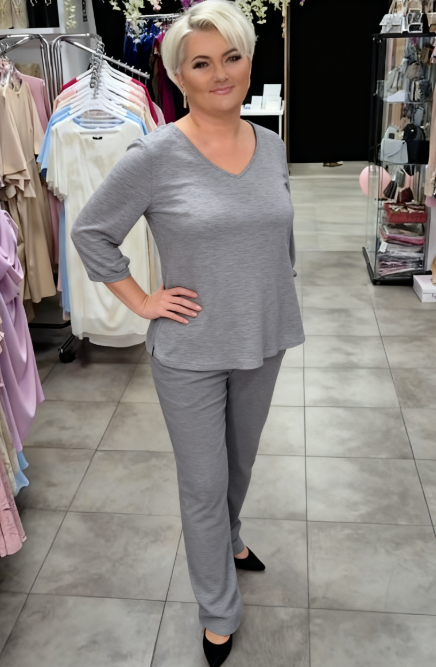 Prosty, a zarazem elegancki garnitur składający się z koszuli z okrągłym dekoltem i spodni.