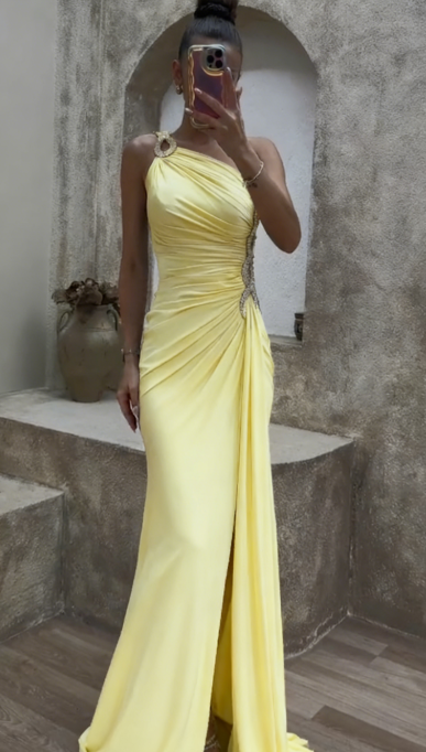 Sukienka z rozcięciem na jedno ramię, zdobiona cekinami