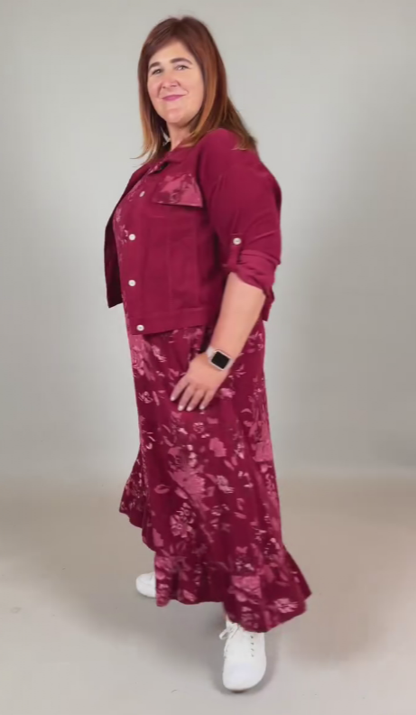 Luźna, bezrękawa sukienka w kwiaty w połączeniu z kurtką jeansową