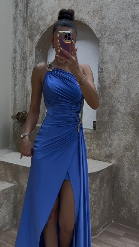 Sukienka z rozcięciem na jedno ramię, zdobiona cekinami