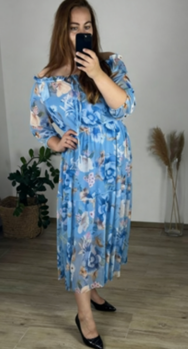 Sukienka z odkrytymi ramionami i półrękawem w nadruku