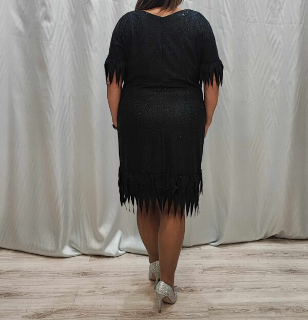 Sukienka z dekoltem w serek, cekinami i frędzlami