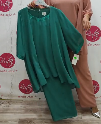 Lekki, trzyczęściowy komplet z cekinami zdobiącymi górę i mankiety.