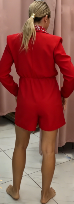 Elegancki kombinezon z cekinowym kołnierzykiem i swobodnym krojem