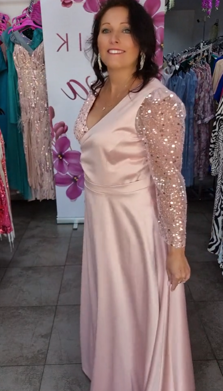 Sukienka z cekinami i dekoltem w serek