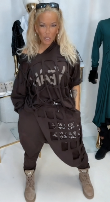 Dwuczęściowy komplet zawiera ubrania z nadrukowanymi literami i wycinanymi wzorami.