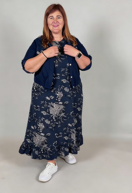 Luźna, bezrękawa sukienka w kwiaty w połączeniu z kurtką jeansową