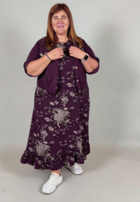 Luźna, bezrękawa sukienka w kwiaty w połączeniu z kurtką jeansową