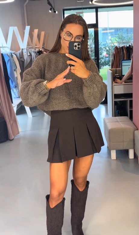 Garnitur damski, sweter w połączeniu z krótką spódniczką