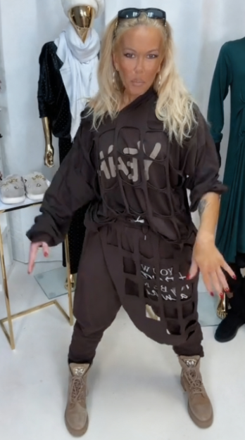 Dwuczęściowy komplet zawiera ubrania z nadrukowanymi literami i wycinanymi wzorami.