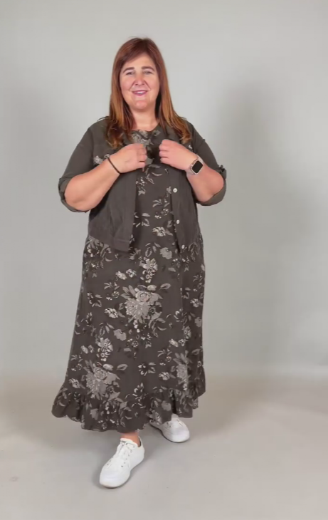 Luźna, bezrękawa sukienka w kwiaty w połączeniu z kurtką jeansową