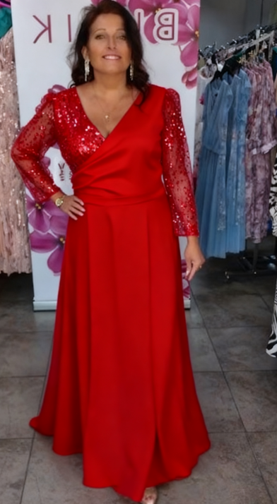 Sukienka z cekinami i dekoltem w serek