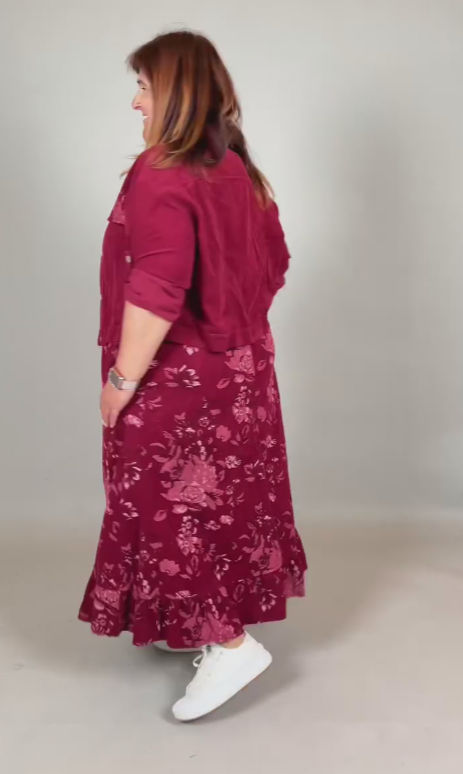 Luźna, bezrękawa sukienka w kwiaty w połączeniu z kurtką jeansową