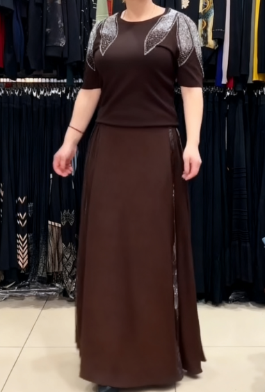 Elegancki garnitur z cekinowymi zdobieniami, krótkimi rękawami i okrągłym dekoltem.
