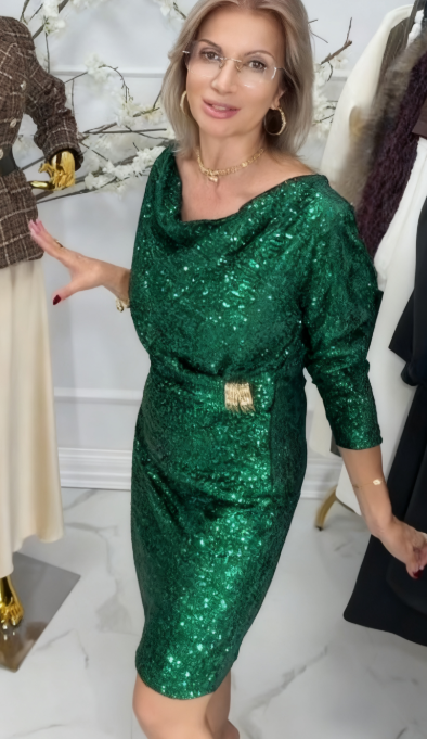 Elegancka sukienka z odkrytym dekoltem, cekinami i metalicznym paskiem.
