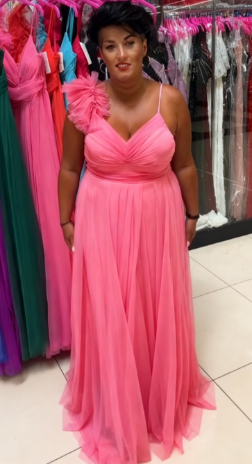 Sukienka z falbankami, tiulem, wysokim rozcięciem na jedno ramię