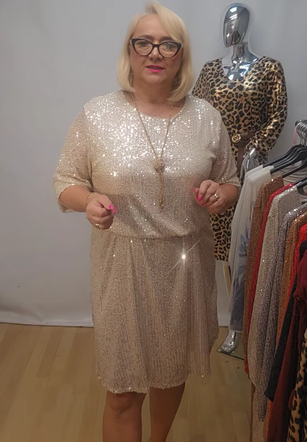 Sukienka z cekinami i okrągłym dekoltem oraz rękawami o długości 3/4