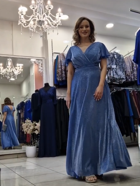 Dekolt w serek, skrzyżowany krój z przodu, rozszerzane rękawy, sukienka