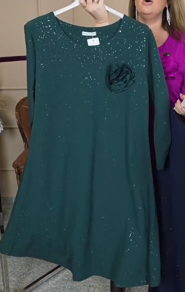Elegancka sukienka z okrągłym dekoltem ozdobiona cekinami i kwiatowymi aplikacjami.