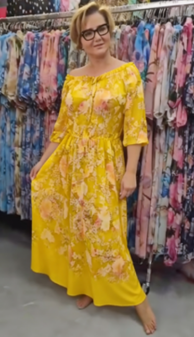 Sukienka z odkrytymi ramionami i półrękawem w nadruku