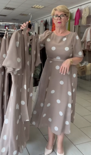 Elegancka sukienka damska z okrągłym dekoltem i wzorem w kropki w stylu retro