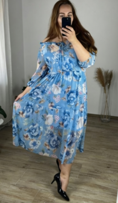 Sukienka z odkrytymi ramionami i półrękawem w nadruku