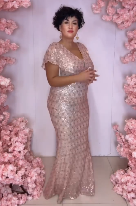 Sukienka z cekinami i dekoltem w serek, eleganckim krojem typu rybi ogon