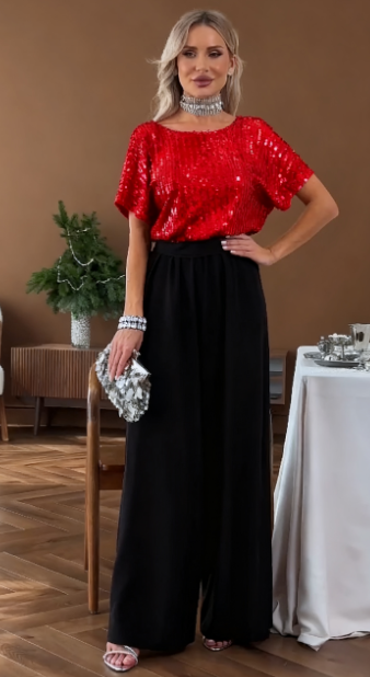 Garnitur z krótkim rękawem i okrągłym dekoltem, ozdobiony cekinami.