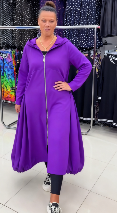 Długi płaszcz z kapturem i zamkiem błyskawicznym