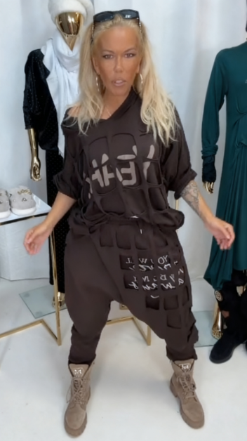 Dwuczęściowy komplet zawiera ubrania z nadrukowanymi literami i wycinanymi wzorami.