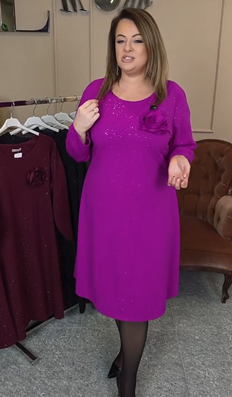 Elegancka sukienka z okrągłym dekoltem ozdobiona cekinami i kwiatowymi aplikacjami.
