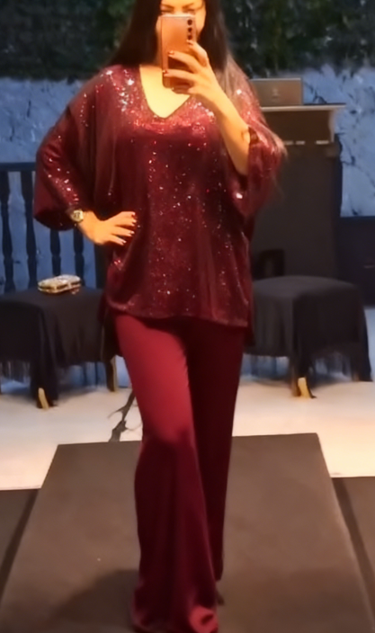 Strój składający się z koszuli z cekinami i długiej, zwiewnej, eleganckiej spódnicy.