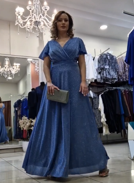 Dekolt w serek, skrzyżowany krój z przodu, rozszerzane rękawy, sukienka