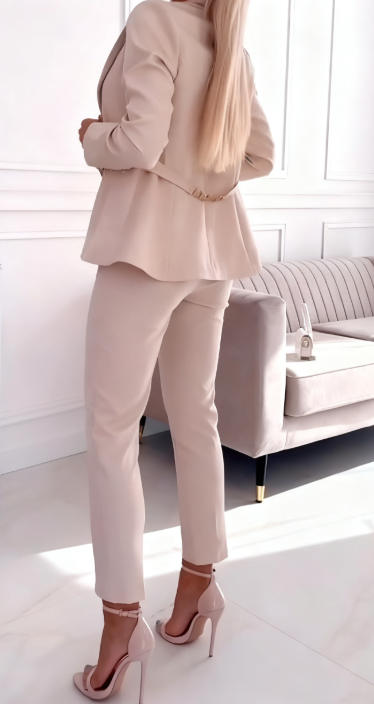 Damski, casualowy garnitur w jednolitym kolorze, z długimi rękawami i klapami