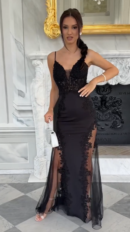 Sukienka na ramiączkach typu spaghetti z głębokim dekoltem w serek i wysokim rozcięciem, wykonana z półprzezroczystego materiału i ozdobiona aplikacjami.