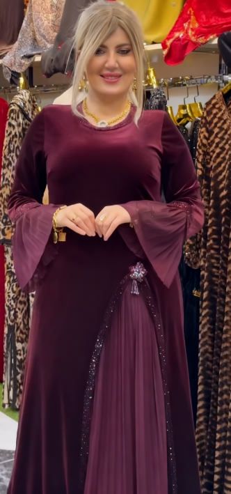 Sukienka z okrągłym dekoltem i rękawami w kształcie dzwonów, ozdobiona cekinami.