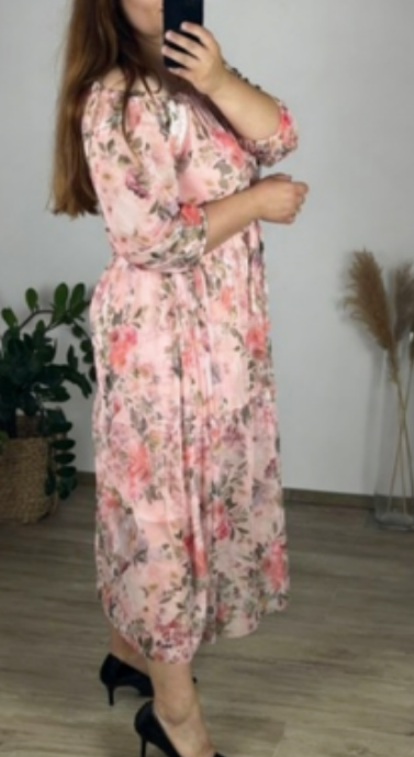 Sukienka z odkrytymi ramionami i półrękawem w nadruku