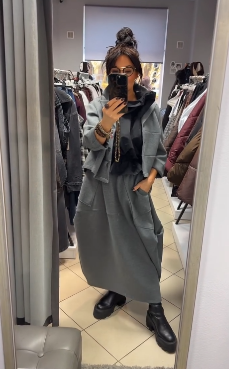 Płaszcz z kapeluszem i długą, luźną spódnicą z dużymi kieszeniami.