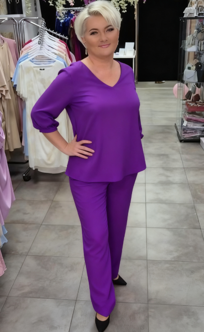 Prosty, a zarazem elegancki garnitur składający się z koszuli z okrągłym dekoltem i spodni.